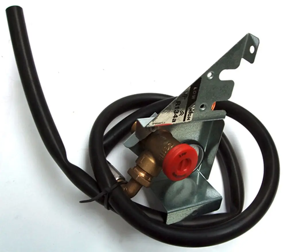 Manometer von Daikin mit einer Verbindungsschraube aus Messing und einem schwarzen Schlauch. Halterung aus Metall mit einem roten Knopf für die Druckmessung.